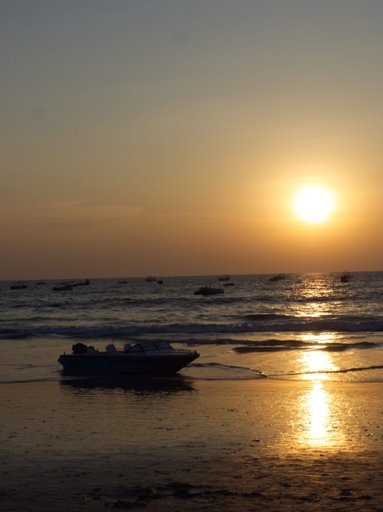 Photo: Today I calangute is packed with the long weekend crowd so I went south and had a beach almost to myself.